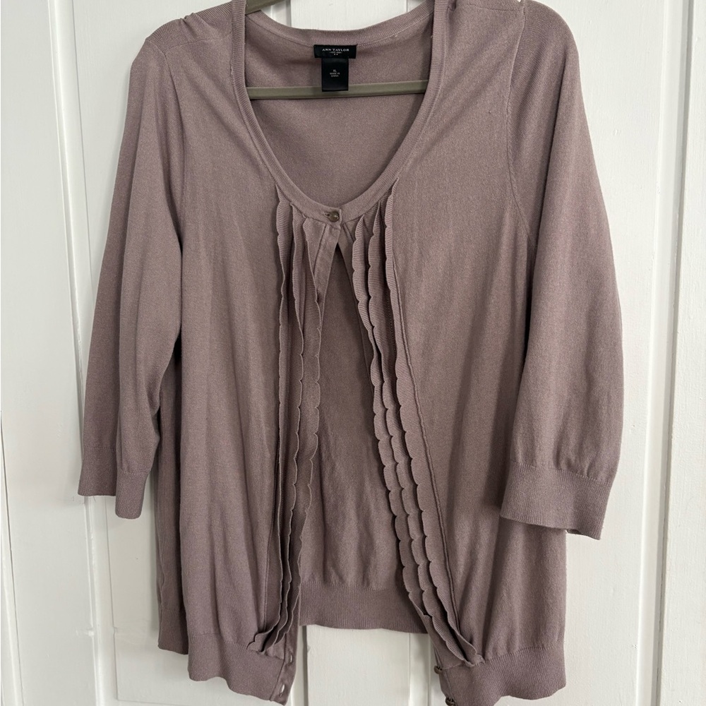 ⭐️$4 when bundled- Ann Taylor size XL lavender scalloped cardigan.